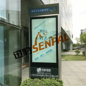 上海公交站立式广告机应用